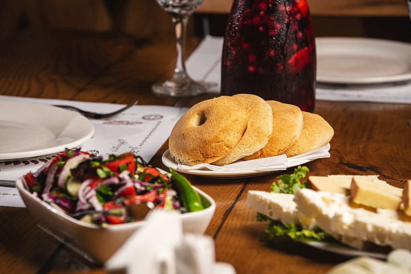 თონის პური, ყველი და სალათი · Tone bread, cheese and salad