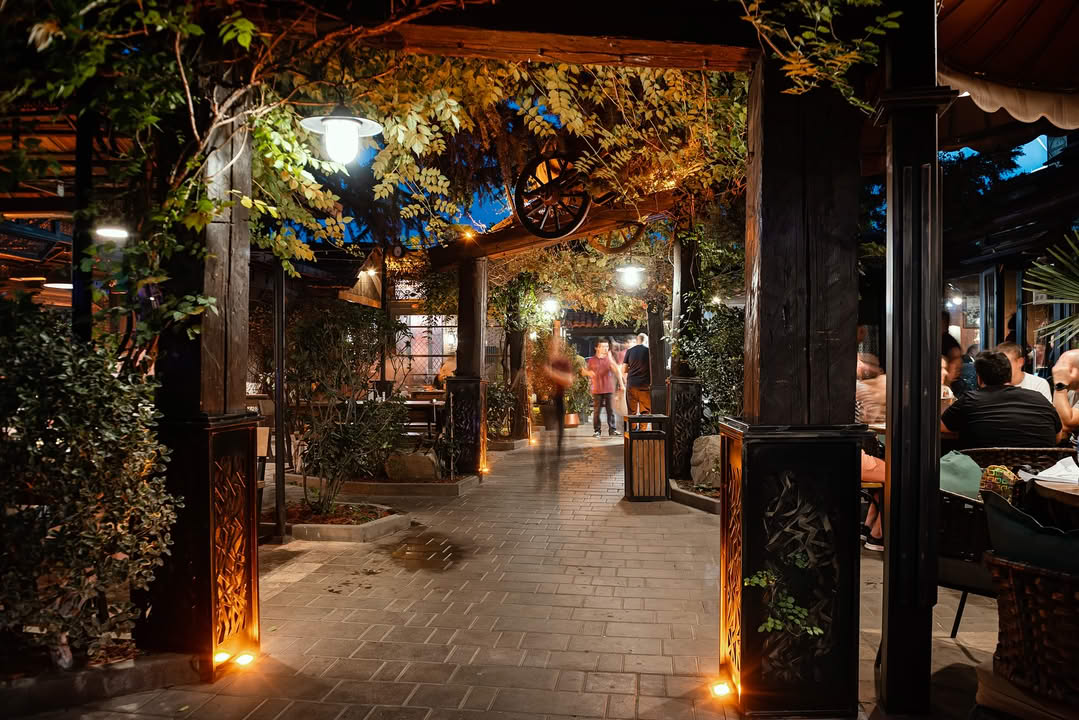 ჭაშნაგირის ბაღი საღამოს · The restaurant garden terrace at dusk