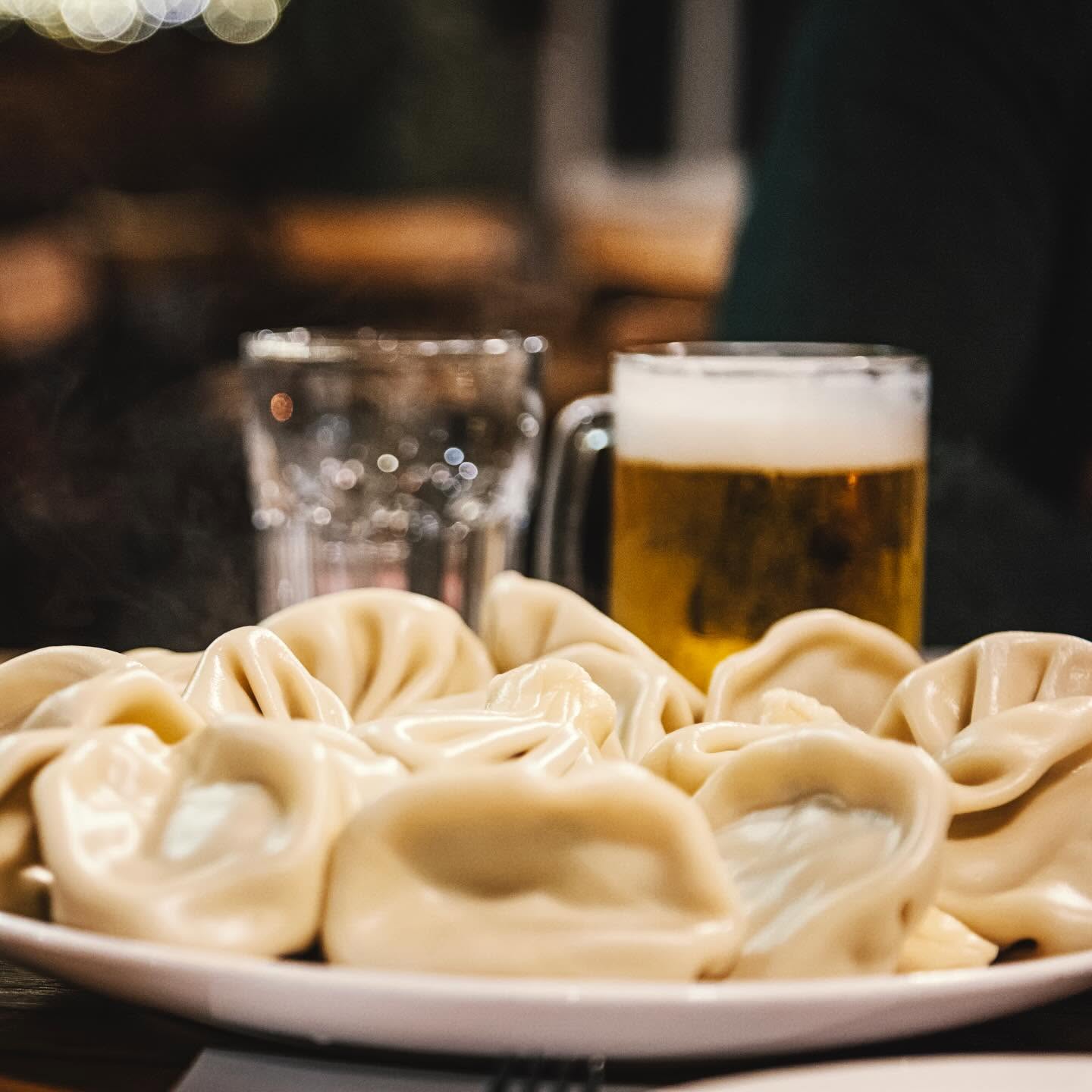 ხინკალი ლუდთან ერთად · Khinkali with draft beer